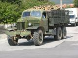 vieux camion charge de bois comme partout en Bulgarie